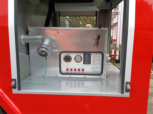 小型皮卡器材消防車_2噸四驅越野消防灑水車_河北山西_北汽四驅越野消防裝備車北汽勇士四驅森林防火指揮車