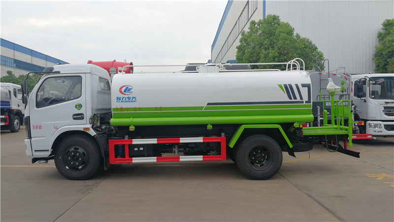 東風多利卡國六8昂灑水車 (3).jpg