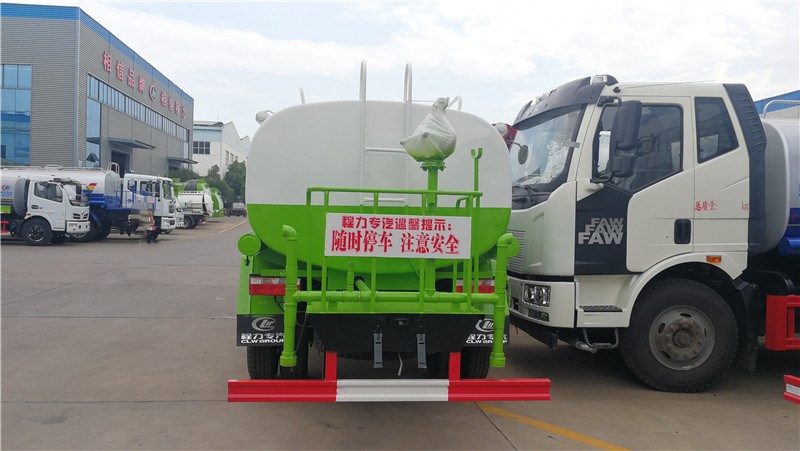 東風多利卡國六8昂灑水車 (5).jpg