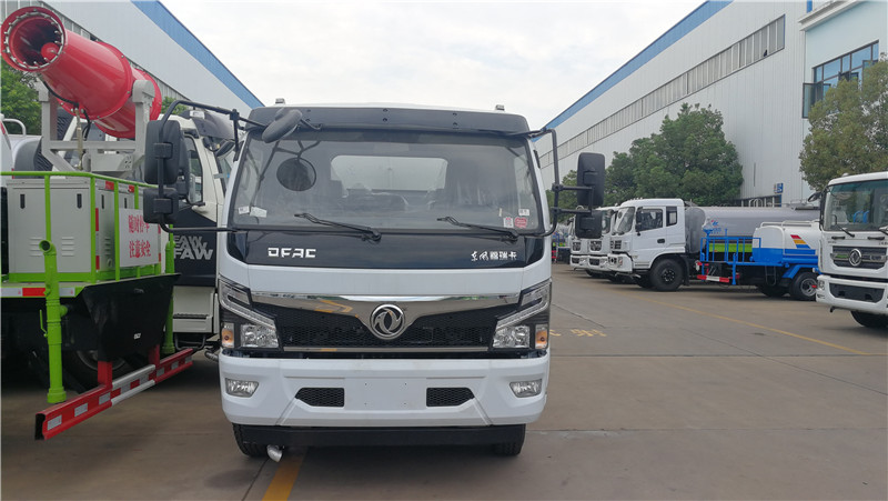 東風多利卡國六8昂灑水車 (1).jpg