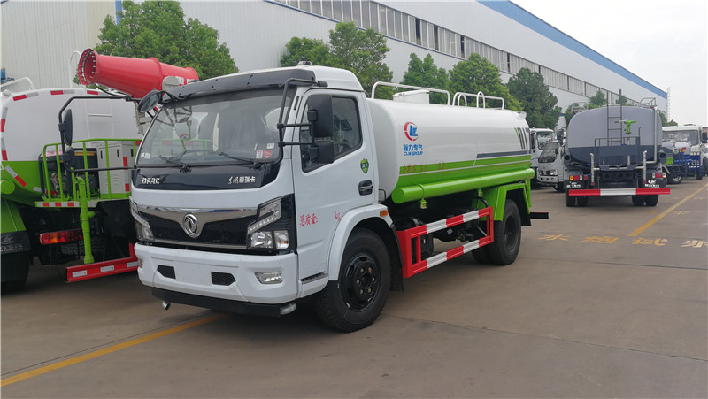 東風多利卡國六8昂灑水車 (2).jpg