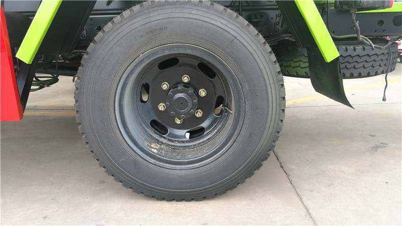 東風多利卡國六8昂灑水車 (4).jpg